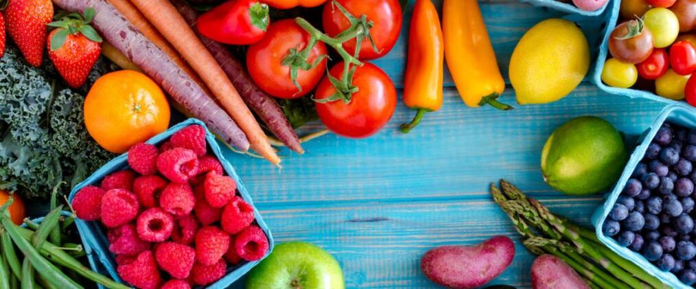 Protein diyetinin menüsü sebzeleri, meyveleri ve meyveleri içermelidir. 